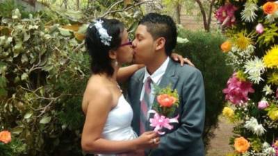 Vestida de novia, la joven Ivy Martínez de 25 años, aceptó formalmente ser la esposa de su amado Norlan Cruz de tan sólo 19.