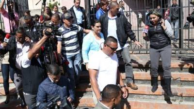 Momento en el que la ex primera dama hondureña Rosa Elena de Lobo se presentaba junto con su apoderado legal, el abogado Julio Ramírez, a las oficinas de la Agencia Técnica de Investigación Criminal (Atic), brazo investigativo del Ministerio Público.