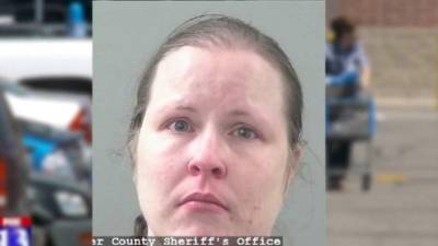 La mujer es acusada de abuso infantil.