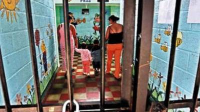 Los menores solo pueden permanecer con sus progenitoras hasta la edad de cuatro años, según la ley.