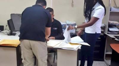 En Trujillo secuestran documentos en ENP por irregularidades en contratos con tres empresas ligadas a familia Rivera Maradiaga. Foto del Ministerio Público.