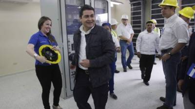 El presidente Juan Orlando Hernández al momento de hacer un recorrido por la nueva subestación eléctrica de la Enee en el valle de Amarateca.