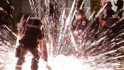 Enfrentamientos entre manifestantes y policías sacuden este fin de semana varias grandes ciudades de Estados Unidos, a pesar de los toques de queda decretados para detener los disturbios que estallaron tras la muerte de un afroestadounidense a manos de la policía el pasado lunes.