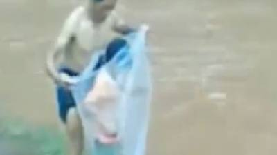 En Lai Chau, Vietnam, no hay ningún puente que permita el acceso a los escolares para que puedan recibir sus estudios. Es por eso, que ellos se meten en bolsas para cruzar un río.