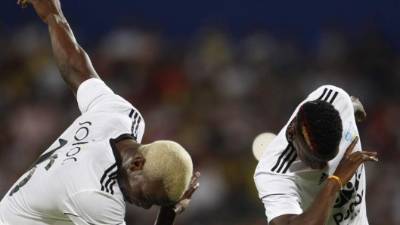 Los futbolistas Mathias (i) y Paul Pogba (d) fueron registrados este sábado al celebrar un gol durante un partido amistoso entre los Amigos de Cuadrado contra los Amigos de Pogba, en el estadio Atanasio Girardot en Medellín (Colombia). EFE