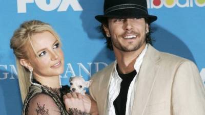 Britney Spears se casó con el bailarín Kevin Federline en 2005, con quien comparte a sus hijos Sean Preston y Jayden James. La pareja se divorció en 2006.