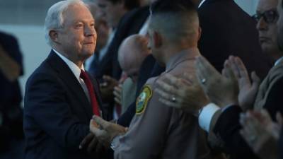 Sessions rechazó las demandas entabladas por California y Chicago contra el Gobierno de Trump que busca eliminar las ciudades santuario.