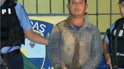 El detenido Kristian Josué Esquivel Brizuela, cuando era presentado hoy ante las autoridades.