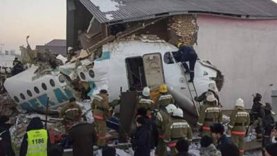 El aparato, un Fokker-100 perteneciente a la compañía kazaja Bek Air con 100 personas a bordo -95 pasajeros y cinco tripulantes, se estrelló nada más despegar.
