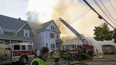 Bomberos combatiendo ayer un incendio en Lawrence, Massachusetts, EE. UU. Foto EFE.