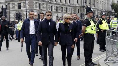 El presidente francés Emmanuel Macron y su esposa, Brigitte, llegan a Westminster Hall para visitar la capilla ardiente de la difunta reina Isabel II este 18 de septiembre.