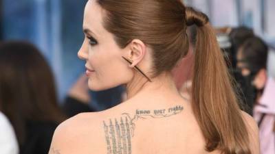 Jolie no le ha importado el dolor que implica retirar los tatuajes de su piel, según sus allegados.