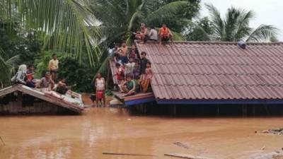 El derrumbe el lunes de una represa hidroeléctrica en construcción en Laos, que sumergió al menos seis aldeas de este pequeño país pobre del sudeste asiático, dejó varios muertos y cientos desaparecidos, anunciaron este martes las autoridades.