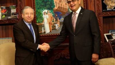 El presidente Juan Orlando Hernández junto a Jean Todt, enviado especial de la ONU para seguridad vial.