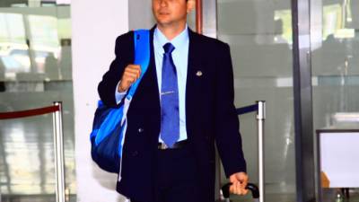 El arbitro costarricense Henry Bejarano, cuando hacía su arribo al aeropuerto.