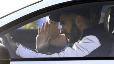 El delantero francés del Real Madrid Karim Benzema, saluda a su llegada esta mañana a la Ciudad Deportiva de Valdebebas. EFE