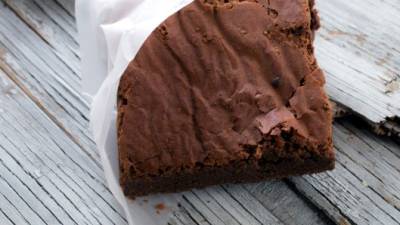 Para hacer el brownie debe hornearlo a 175 °C por 35 minutos.