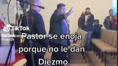 Pastor en la iglesia peleando con los asistentes.