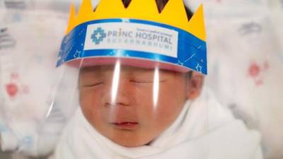 Ante el aumento de contagios de coronavirus en Tailandia, las autoridades sanitarias ordenaron a los hospitales proteger a los recién nacidos con mascarillas para evitar que los bebés se infecten con el letal Covid 19.
