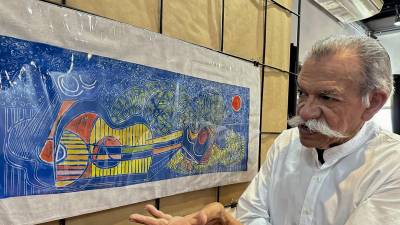El artista hondureño Gustavo Armijo habla de sus grabados en una entrevista con EFE el 13 de marzo de 2024, en Tegucigalpa (Honduras).