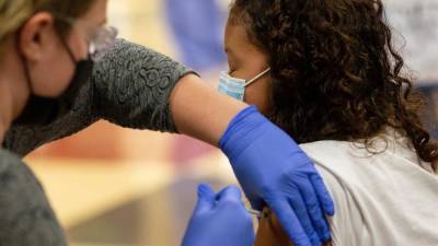 Una niña recibe una dosis de la vacuna de Pfizer-BioNTech contra el covid-19.
