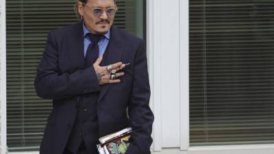 El actor Johnny Depp este viernes, afuera de la corte en Fairfax, Virginia.
