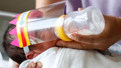Un bebé es alimentado con leche de fórmula, en una fotografía de archivo. EFE