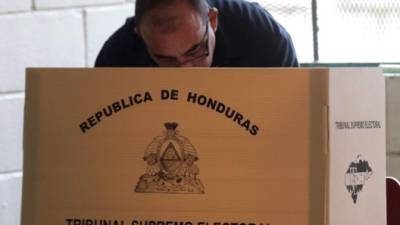 Un señor ejerce el voto en un centro de San Manuel.
