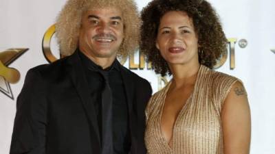 El reconocido exjugador El Pibe Valderrama y su esposa Elvira Redondo.