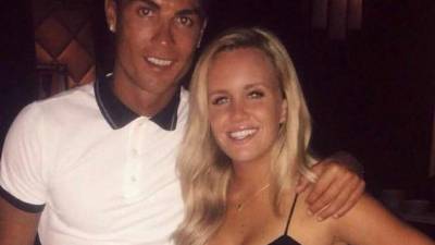 Cristiano junto a la chica .