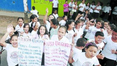 Los niños de la escuela Oswaldo López Arellano durante la protesta.