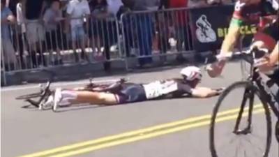 Se trata del joven ciclista estadounidense Noah Granigan quién justo cuando se llevaba el triunfo en la Vuelta 2014 juvenil celebrada en Estados Unidos, le dio por levantar las mano y cayó al suelo.
