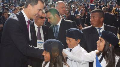 Los niños muy emocionados saludaron al príncipe de Asturias.