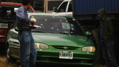 Unos 23 balazos se contaron en el auto en que se encontraban los policías.