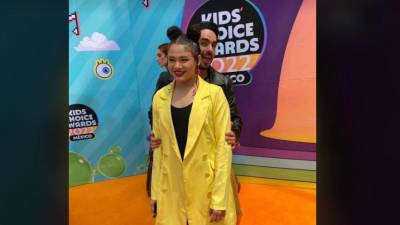 Cesia Sáenz y Andrés en los Kids’ Choice Awards México 2022.
