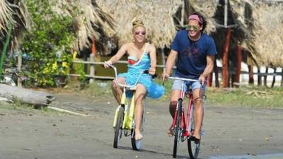 Carlos Vives y Shakira filmando su video de la canción 'La Bicicleta'.