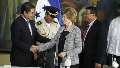 El presidente Hernández dijo a la presidenta de Transparencia Internacional, Huguette Labelle, que queda comprometido.