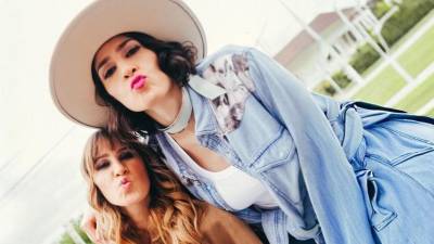 Las hermanas Hanna Nicole y Ashley Grace Pérez Mosa, que forman esta banda Ha*Ash de estilo pop ‘country’.
