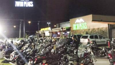 Cientos de motocicletas quedaron estacionadas en el parqueo donde ocurrió el tiroteo.