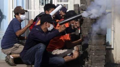 An anti-government demonstrator fires a home-made mortar during clashes with riot police at a barricade in the town of Masaya, 35 km from Managua on June 9, 2018. / AFP PHOTO / INTI OCON