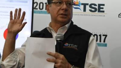 El magistrado presidente del TSE, David Matamoros, indicó el viernes que el recuento de las 4.753 mesas, que se suma a otras 1.006 revisadas el domingo y lunes, puede tomarse unos cinco días.// AFP PHOTO / ORLANDO SIERRA