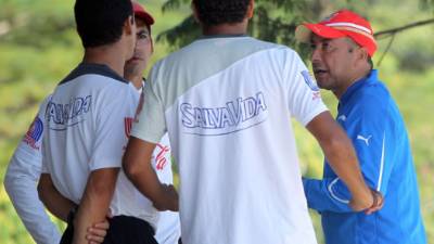 Osman Madrid dialogando con el cuerpo técnico del Olimpia.