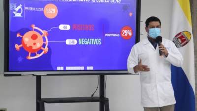 Roberto Cosenza presenta la actualización de la semana epidemiológica. Foto: Franklyn Mmuñoz.