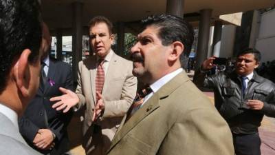 Salvador Nasralla, líder del PAC, cuando dialogaba con algunos congresistas.