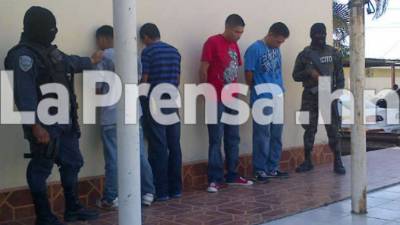 Los capturados son Héctor David Flores Barahona y Olvin Cerrano Alberto y dos jóvenes menores.