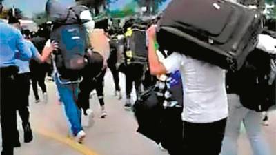 <b><span class=mln_uppercase_mln>ejercicio.</span></b> Los 495 aspirantes a oficiales de policía fueron sometidos a un entrenamiento cargando sus maletas en las instalaciones de la Academia Nacional de la Policía.