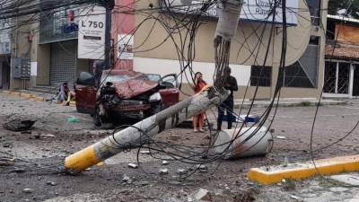 Escena del accidente ocurrido este domingo y que dejó a tres jóvenes (dos hombres y una mujer) heridos en el bulevar Morazán de Tegucigalpa (Honduras).