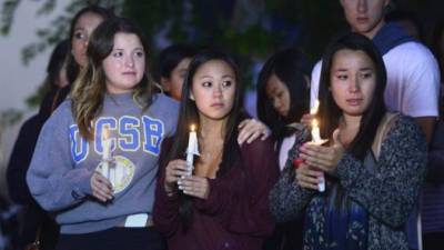 Estudiantes en una vigilia tras el tiroteo en Santa Barbara, California este viernes.