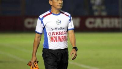 Jorge Pineda reaccionó molesto por el árbitraje ante el Vida.