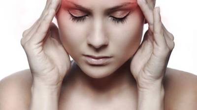 La migraña causa un gran dolor de cabeza y produce sensibilidad a la luz y sonidos.